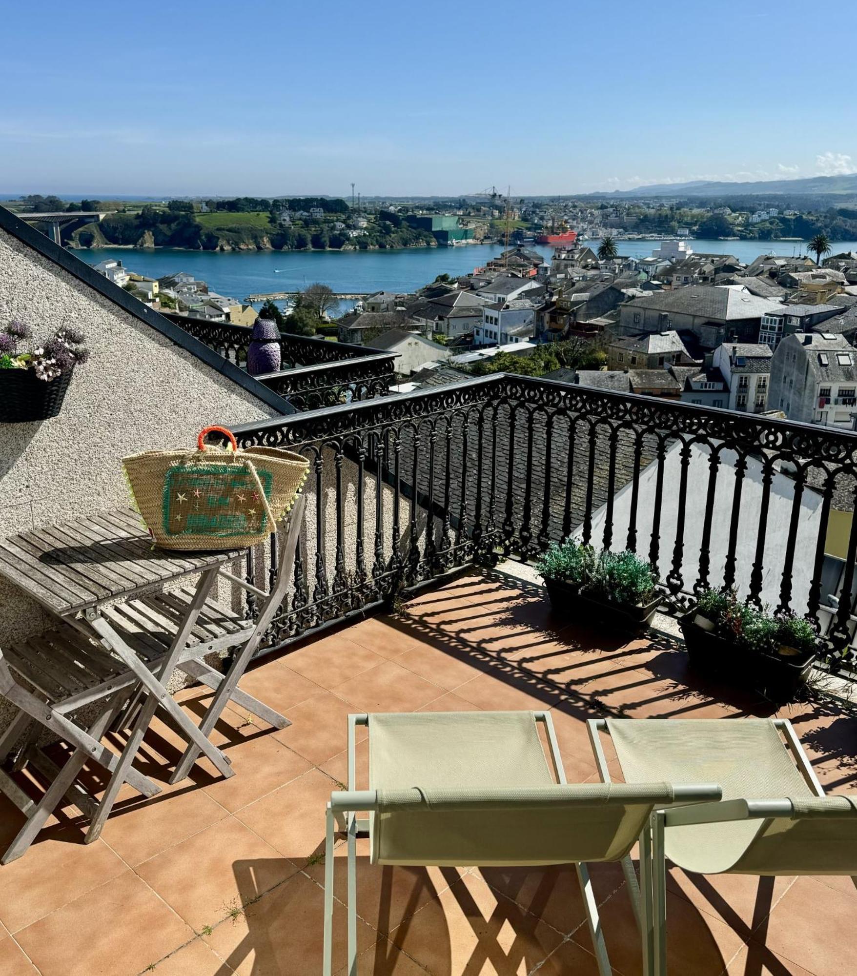 Moderno Piso Con La Mejor Terraza De Ribadeo Y Vistas Maravillosas Luaran gambar